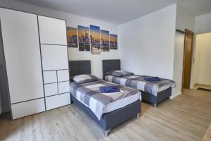 um quarto com duas camas num quarto em Schaefer Apartments - Residence Green Garden em Offenbach