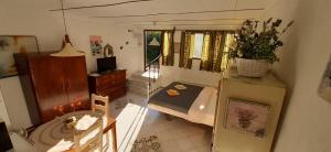 Habitación pequeña con cama y mesa en Studio Apartments Fancy en Rijeka