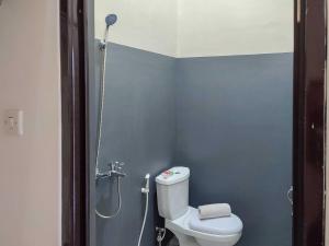 ComalRedDoorz Syariah near Exit Tol Pemalang Comal 2的带淋浴和卫生间的浴室