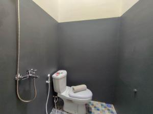 RedDoorz Syariah near Exit Tol Pemalang Comal 2的一间浴室