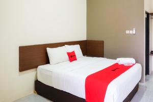 RedDoorz Syariah near Exit Tol Pemalang Comal 2客房内的一张或多张床位