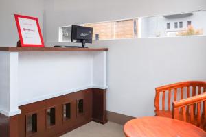 RedDoorz Syariah near Exit Tol Pemalang Comal 2的电视和/或娱乐中心
