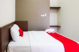 RedDoorz Syariah near Exit Tol Pemalang Comal 2客房内的一张或多张床位
