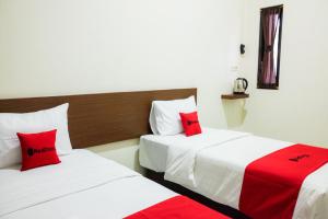 RedDoorz Syariah near Exit Tol Pemalang Comal 2客房内的一张或多张床位