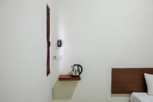 RedDoorz Syariah near Exit Tol Pemalang Comal 2客房内的一张或多张床位