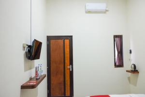 RedDoorz Syariah near Exit Tol Pemalang Comal 2的电视和/或娱乐中心
