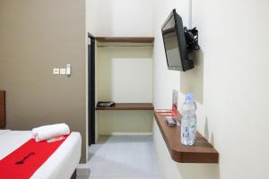 RedDoorz Syariah near Exit Tol Pemalang Comal 2的电视和/或娱乐中心