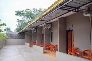 RedDoorz Syariah near Exit Tol Pemalang Comal 2的阳台或露台