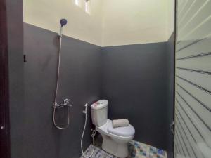 RedDoorz Syariah near Exit Tol Pemalang Comal 2的一间浴室