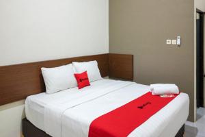 RedDoorz Syariah near Exit Tol Pemalang Comal 2客房内的一张或多张床位