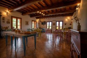 cocina grande y comedor con mesas y sillas en Agriturismo La Banchella, en Scarlino