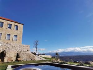 Blick auf ein Gebäude und einen Pool in der Unterkunft Casa Nova Rural in Nelas