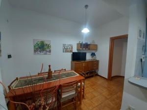 uma sala de estar com uma mesa e uma televisão em Rifugio del marinaio em Milazzo