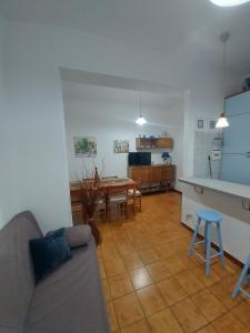 uma sala de estar com um sofá e uma mesa em Rifugio del marinaio em Milazzo