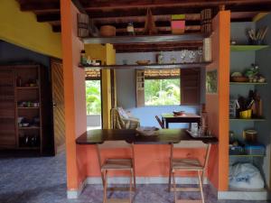 ein Esszimmer mit Tisch und Stühlen in der Unterkunft Suite d'Artistes in Imbassai