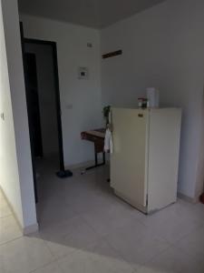 een witte kamer met een koelkast en een tafel bij Hospedaje La Pradera 3 y 7 días -OFF in Jamundí