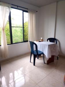 een eetkamer met een tafel en stoelen en een raam bij Hospedaje La Pradera 3 y 7 días -OFF in Jamundí