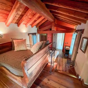 Hotel Ad Gallias في بارد: غرفة نوم بسرير في غرفة بسقوف خشبية