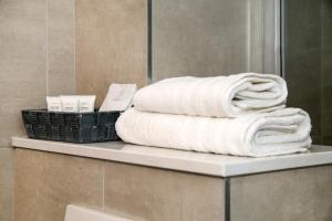 uma pilha de toalhas num balcão na casa de banho em Apartments Dado em Split