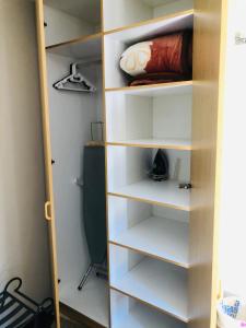 armadio con ripiani bianchi in camera di Cozy guest suite with private access a Roodepoort