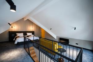 ein Loft-Schlafzimmer mit einem Bett und einer Treppe in der Unterkunft Alliance Villa Gоderdzi in Khulo