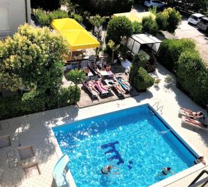 una vista sul tetto di una piscina con persone di Hotel Marzia con Piscina a Riccione