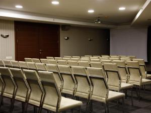 uma sala de conferências vazia com filas de cadeiras em Feyzan Hotel em Corum
