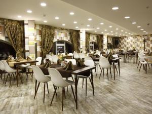 Reštaurácia alebo iné gastronomické zariadenie v ubytovaní Feyzan Hotel