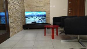 En tv och/eller ett underhållningssystem på GRAYNITE-Adamello Peak Apartments