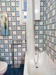 een badkamer met een bad en een toilet bij Mirror Apartment Gandia in Gandía