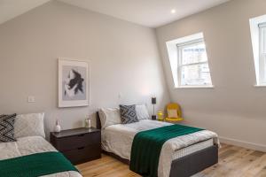 a bedroom with a bed and a couch at PickThePlace family house in West Kensington in London