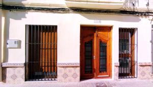 un edificio bianco con due porte e un cancello di Casa ideal para familias con patio y 3 baños a Valencia