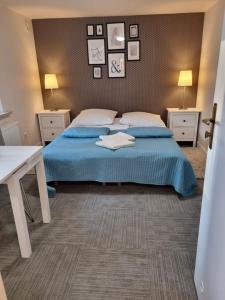 1 dormitorio con 1 cama con sábanas y almohadas azules en Willa Azalia, en Polanica-Zdrój