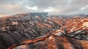Pemandangan gunung umum atau pemandangan gunung yang diambil dari lodge