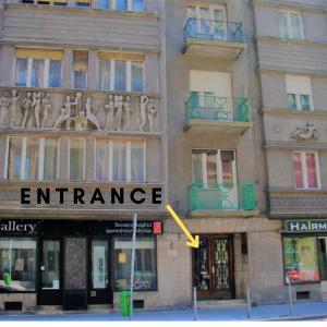un edificio con un cartello sul lato di Mimi's Holiday a Budapest