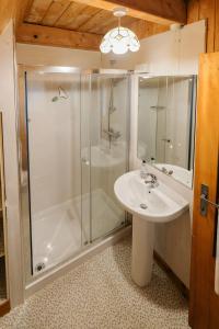 y baño con ducha y lavamanos. en Kerrow House en Cannich