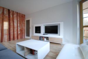 Il comprend un salon doté d'une table blanche et d'une télévision. dans l'établissement TLA Schreiberhau, à Szklarska Poręba