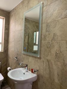 a bathroom with a sink and a mirror at Mon-Chery in San Ġwann