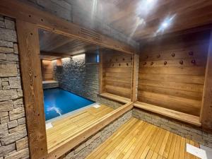 Πισίνα στο ή κοντά στο Gîte 5* piscine intérieure, sauna, à 20 mins des pistes de ski, à 300 m d’un Lac