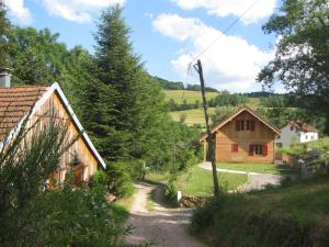 een huisje en een huis in het bos bij Giteovosges in La Croix-aux-Mines
