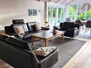 sala de estar con sofá y mesa en 6 person holiday home in H jslev, en Højslev