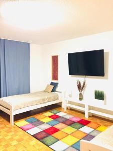 1 dormitorio con 2 camas y alfombra colorida en HannoverMesseApartment 2 bedroom and a balcony, en Hannover