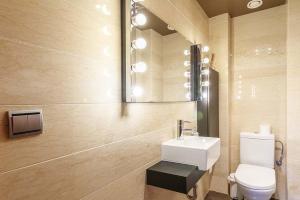 Koupelna v ubytování Vivienda Turística Dúplex Isozaki-Guggenheim + 10 fotografií