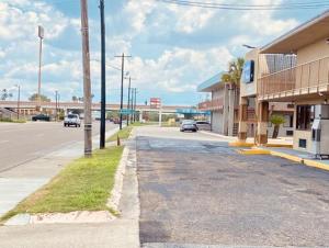 金斯维尔行政汽车旅馆的一座有楼房的城市里一条空的街道 更多4张照片