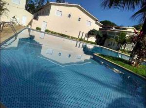 una piscina frente a una casa en Casa de praia em condomínio fechado Juquei en São Sebastião
