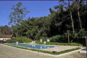 una piscina en medio de un patio en Casa de praia em condomínio fechado Juquei, en São Sebastião
