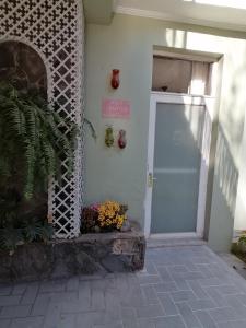 una puerta a un edificio con flores delante en Casa de Luz, en Guadalajara