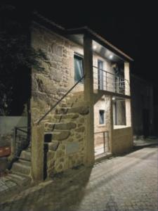 un edificio de piedra con un balcón en un lateral. en Casa Sofia, en Vila Pouca de Aguiar