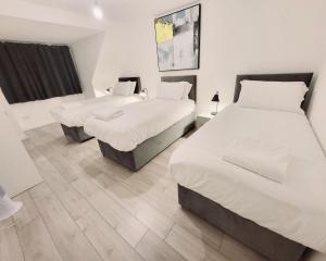 En eller flere senge i et værelse på Garland Modern 2 Bedroom Apartment With Parking London