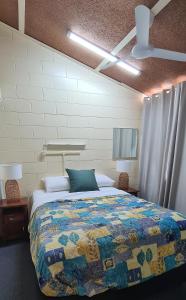 Tempat tidur dalam kamar di Emthree Seaside Apartments